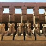 karnak-temple-day-tour-female-tourguide-1
